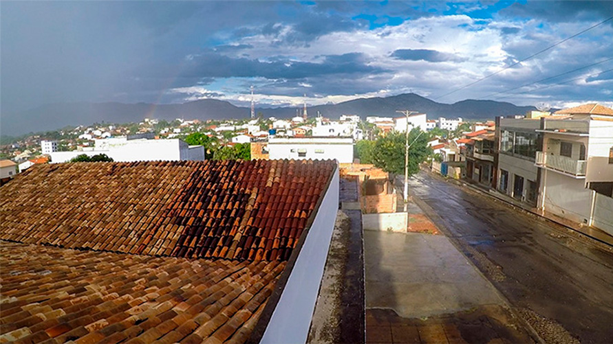 Chuva entrando na cidade de Paramirim