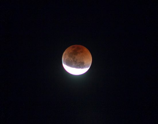Eclipse Lunar com Lua de Sangue