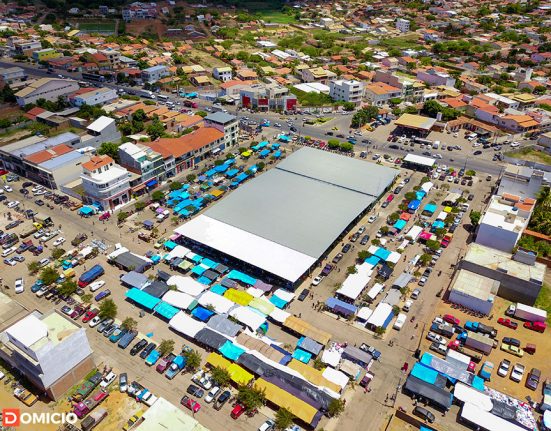 Fotografias aéreas da feira livre de Paramirim