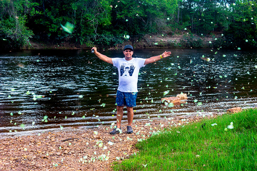 Marcos Domicio e as borboletas no Rio Paraguaçu
